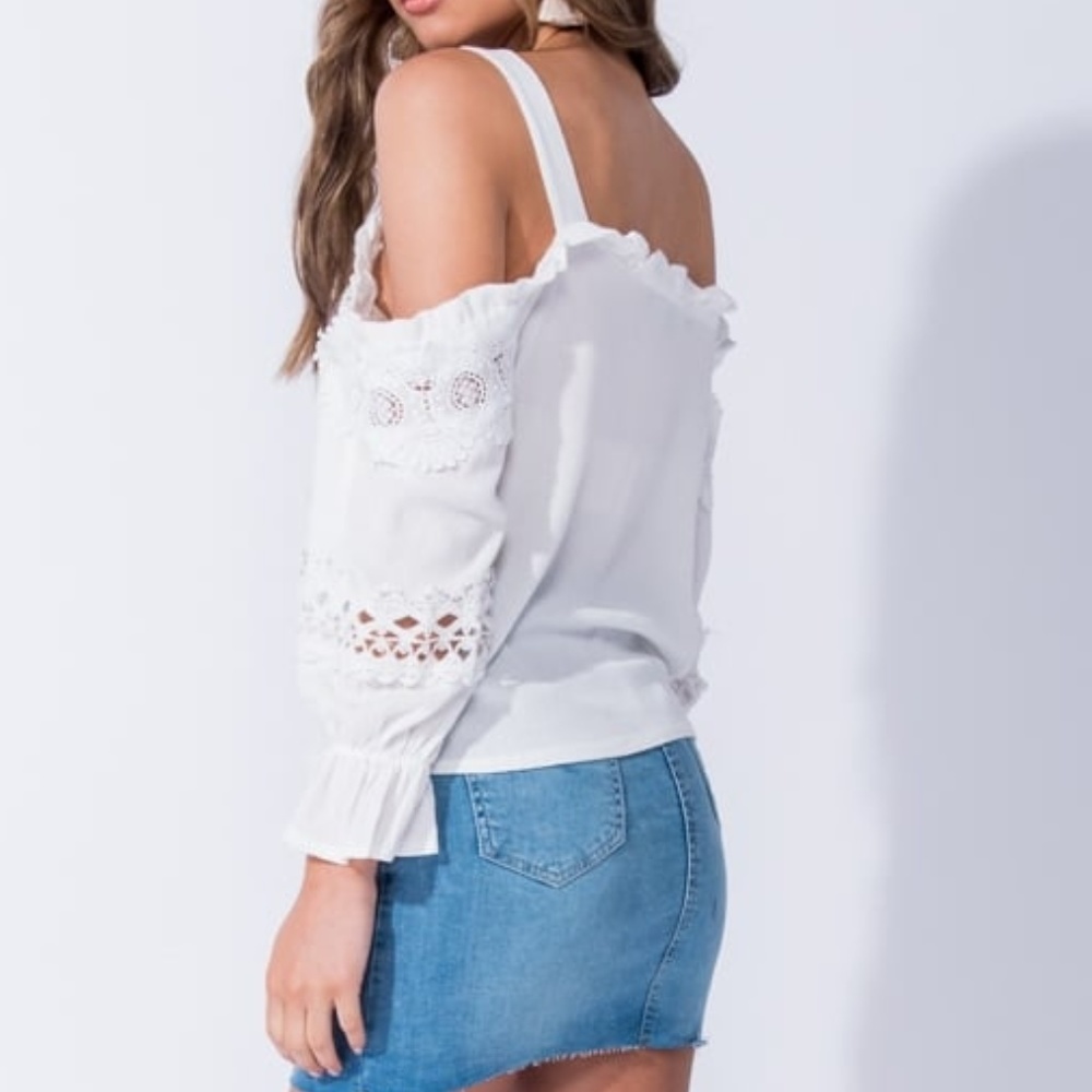 🎉HP🎉 Lace Trim Cold Shoulder Top - Picture 3 of 5